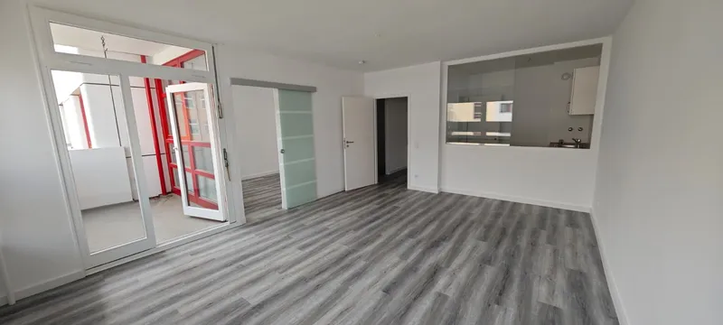 Wunderschöne, durchgängig renovierte Wohnung mit Balkon, Erstbezug nach Sanierung. — photo 1